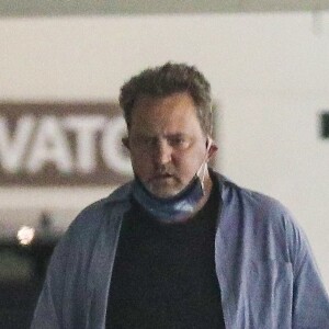 Exclusif - Matthew Perry est allé acheter des cigarettes et des cafés à emporter avec des amis dans le quartier de Beverly Hills à Los Angeles pendant l'épidémie de coronavirus (Covid-19), le 20 août 2020 