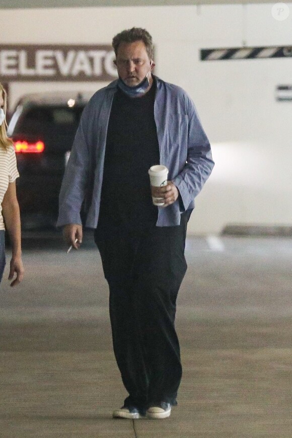Exclusif - Matthew Perry est allé acheter des cigarettes et des cafés à emporter avec des amis dans le quartier de Beverly Hills à Los Angeles pendant l'épidémie de coronavirus (Covid-19), le 20 août 2020 