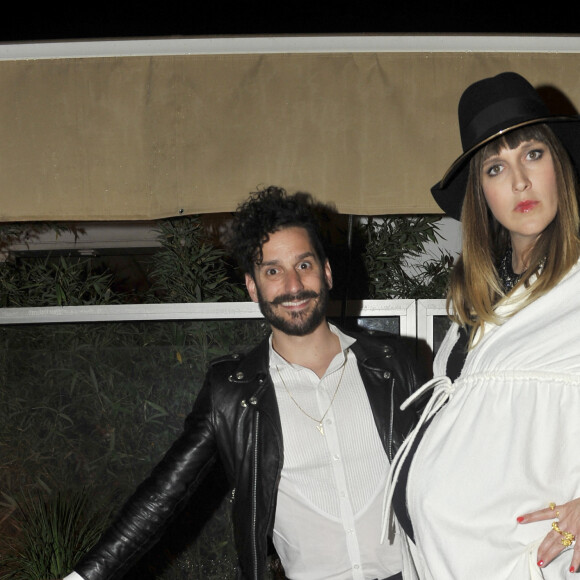 Exclusif - Daphne Burki et son compagnon Gunther Love posent sur la plage Magnum a l'occasion du showcase du groupe Phoenix lors du 66eme festival de Cannes le 22 mai 2013.