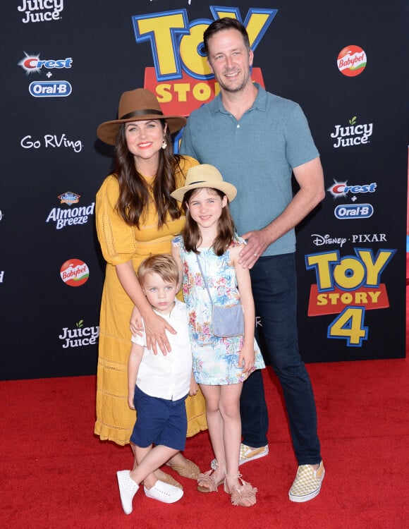 Tiffani Thiessen, son mari Brady Smith et leurs enfants Holt et Harper à la première du film d'animation Disney et Pixar "Toy Story 4" au théâtre El Capitan à Los Angeles, Californie, Etats-Unis, le 11 juin 2019. 