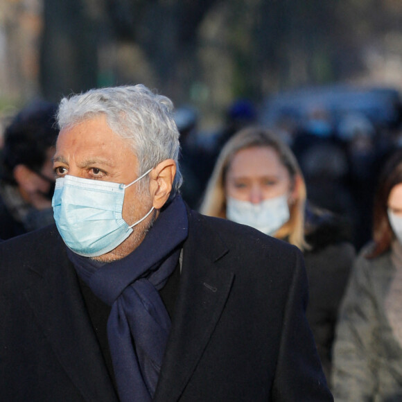 Enrico Macias - Obsèques de Robert Castel (de son vrai nom Robert Moyal) - Cimetière de Pantin, le 08 décembre 2020.
