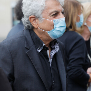 Exclusif - Enrico Macias - Sorties de la messe hommage à Jean-Loup Dabadie en l'église Saint-Germain-des-Prés à Paris le 23 septembre 2020.