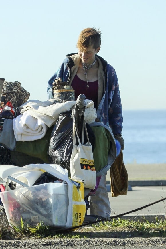 Exclusif - Loni Willison, ancienne actrice de Alerte à Malibu et désormais sans-abri, rôde dans les rues de Santa Monica avec ses affaires sur un chariot le 18 janvier 2021.