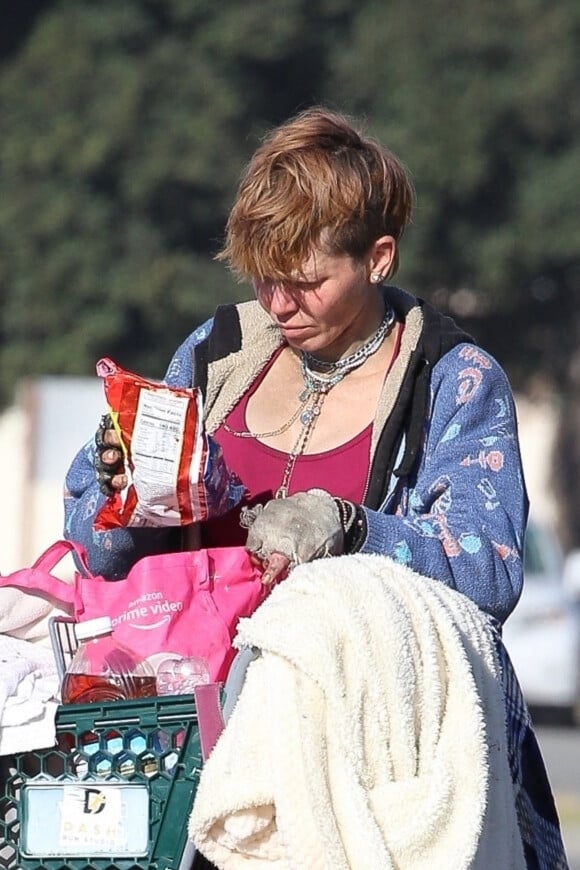Exclusif - Loni Willison, ancienne actrice de Alerte à Malibu et désormais sans-abri, rôde dans les rues de Santa Monica avec ses affaires sur un chariot le 18 janvier 2021