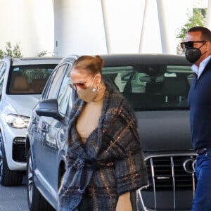 Jennifer Lopez et son compagnon Alex Rodriguez sortent la Porsche rouge pour aller déjeuner à Coral Gables le 3 février 2021.