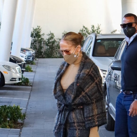 Jennifer Lopez et son compagnon Alex Rodriguez sortent la Porsche rouge pour aller déjeuner à Coral Gables le 3 février 2021.