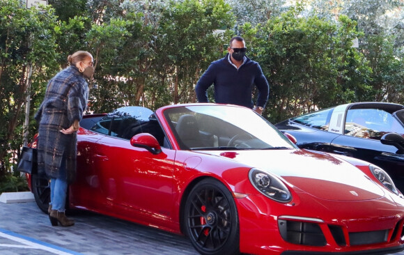 Jennifer Lopez et son compagnon Alex Rodriguez sortent la Porsche rouge pour aller déjeuner à Coral Gables le 3 février 2021.