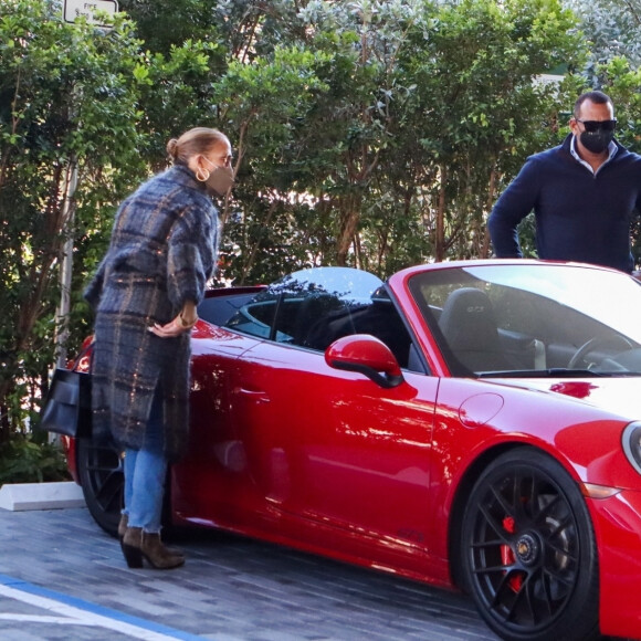 Jennifer Lopez et son compagnon Alex Rodriguez sortent la Porsche rouge pour aller déjeuner à Coral Gables le 3 février 2021.