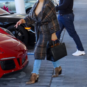 Jennifer Lopez et son compagnon Alex Rodriguez sortent la Porsche rouge pour aller déjeuner à Coral Gables le 3 février 2021.