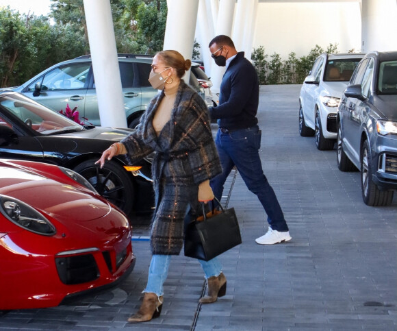 Jennifer Lopez et son compagnon Alex Rodriguez sortent la Porsche rouge pour aller déjeuner à Coral Gables le 3 février 2021.