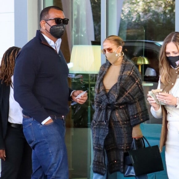 Jennifer Lopez et son compagnon Alex Rodriguez sortent la Porsche rouge pour aller déjeuner à Coral Gables le 3 février 2021.