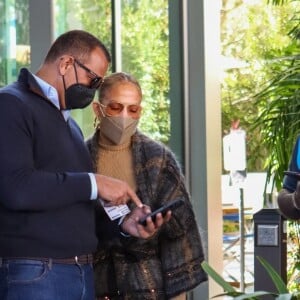 Jennifer Lopez et son compagnon Alex Rodriguez sortent la Porsche rouge pour aller déjeuner à Coral Gables le 3 février 2021.