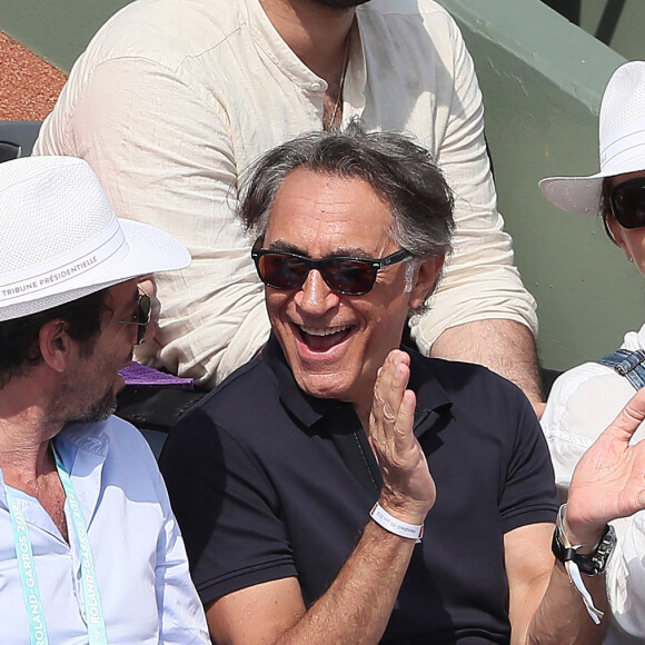 Patrick Bruel, Richard Berry et sa femme Pascale Louange - People dans les tribunes des Internationaux de France de Tennis de Roland Garros à Paris. Le 8 juin 2018 © Cyril Moreau / Bestimage  Celebs attend Roland Garros french open tennis. On june 8th 2018. Day 13 