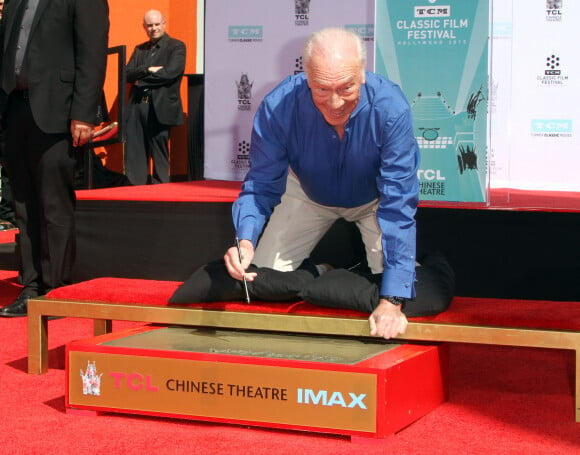 Christopher Plummer laisse ses empreintes dans le ciment hollywoodien au TCL Chinese Theater à Hollywood, le 27 mars 2015 