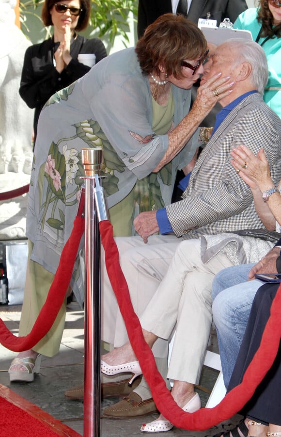 Christopher Plummer, Shirley MacLaine - Christopher Plummer laisse ses empreintes dans le ciment hollywoodien au TCL Chinese Theater à Hollywood, le 27 mars 2015 