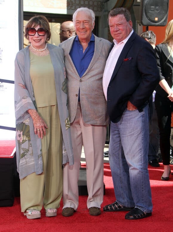 Christopher Plummer, Shirley MacLaine, William Shatner - Christopher Plummer laisse ses empreintes dans le ciment hollywoodien au TCL Chinese Theater à Hollywood, le 27 mars 2015 