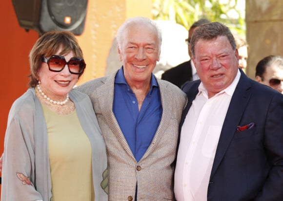 Shirley MacLaine, Christopher Plummer, William Shatner - Christopher Plummer laisse ses empreintes dans le ciment hollywoodien au TCL Chinese Theater à Hollywood, le 27 mars 2015
