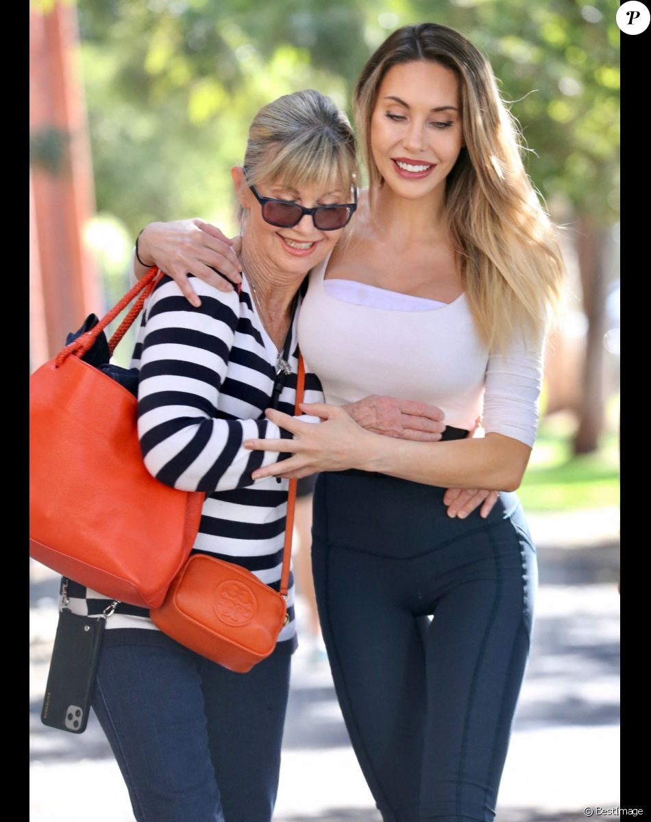Exclusif - Olivia Newton-John et sa fille Chloe Lattanzi, très complices, se promènent à Melbourne, le 5 février 2020.