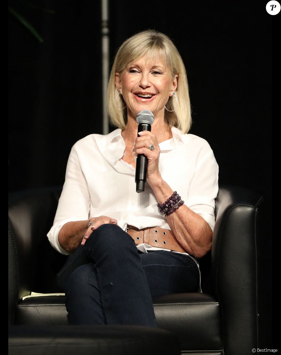 Olivia Newton-John et son mari John Easterling discutent sur la scène lors d'un séminaire sur le cannabis à Portland et montrent des photos personnelles sur un écran à Los Angeles, le 16 novembre 2019.