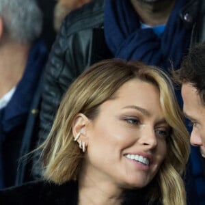 Caroline Receveur et son compagnon Hugo Philip dans les tribunes lors du match de Ligue 1 "PSG - OM (4-0)" au Parc des Princes, le 27 octobre 2019. © Cyril Moreau/Bestimage