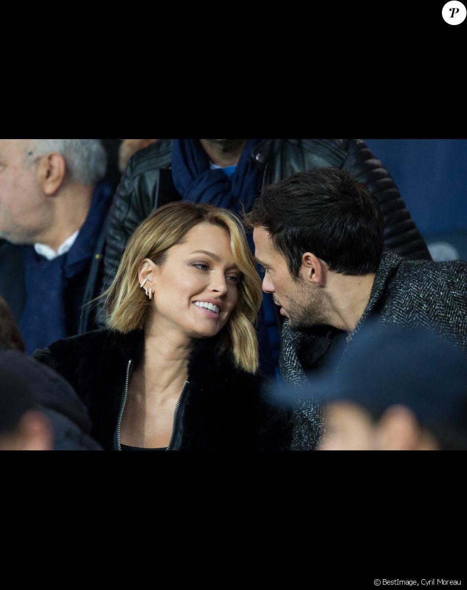 Caroline Receveur et son compagnon Hugo Philip dans les tribunes lors du match de Ligue 1 "PSG - OM (4-0)" au Parc des Princes, le 27 octobre 2019. © Cyril Moreau/Bestimage