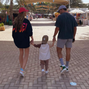 Caroline Receveur avec son mari Hugo Philip et leur fils Marlon (2 ans) - Instagram