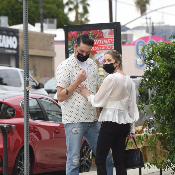 Exclusif - Ashley Benson et son compagnon G-Eazy se font une virée shopping à Los Angeles, Californie, Etats-Unis, le 2 février 2021.