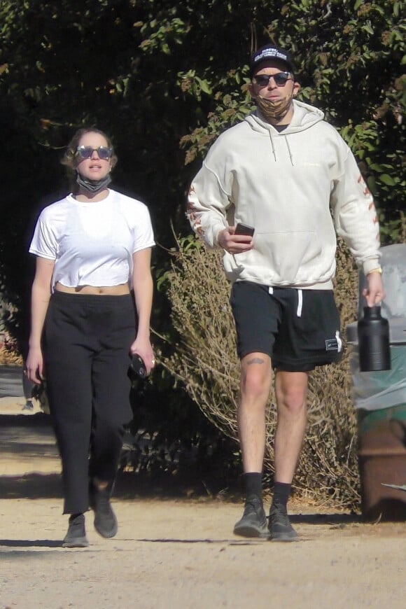 Exclusif - Ashley Benson et son compagnon G-Eazy en randonnée en amoureux à Los Angeles, le 11 janvier 2021.