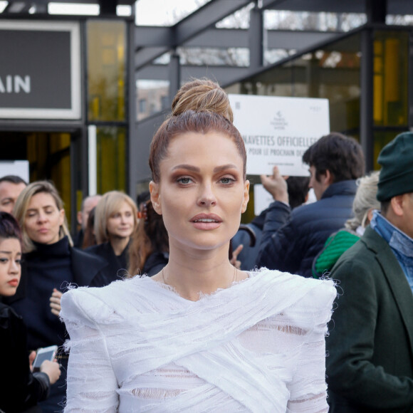 Caroline Receveur à la sortie du défilé de mode prêt-à-porter autome-hiver 2019/2020 " Balmain " à Paris le 1er mars 2019. © CVS / Veeren / Bestimage