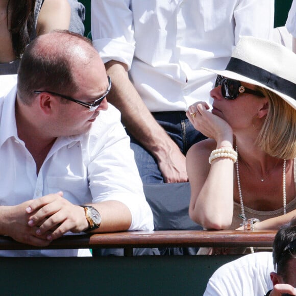 Archives - Cauet et sa femme Virginie lors des internationaux de tennis de France de Roland Garros à Paris, le 3 juin 2010.