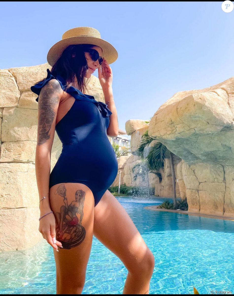 Julia Paredes enceinte de son deuxième enfant, elle pose en maillot de bain le 7 février 2021