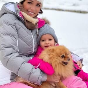 Julia Paredes et sa fille Luna profitent de la neige, le 16 janvier 2021