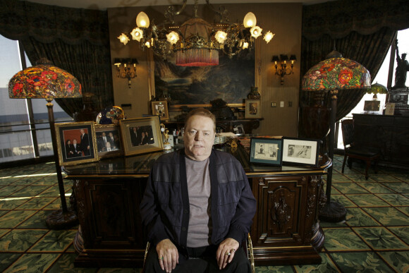 Larry Flynt dans le bureau de sa maison à Los Angeles. Le 19 novembre 2008 © Ringo Chiu / Zuma Press / Bestimage
