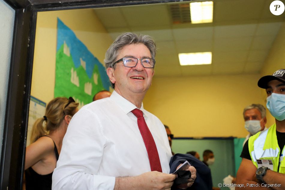 Jean-Luc Mélenchon vote pour le deuxième tour des élections municipales rue du Terrasse dans le 2 ème arrondissement de Marseille le 28 juin 2020. © Patrick Carpentier / Bestimage