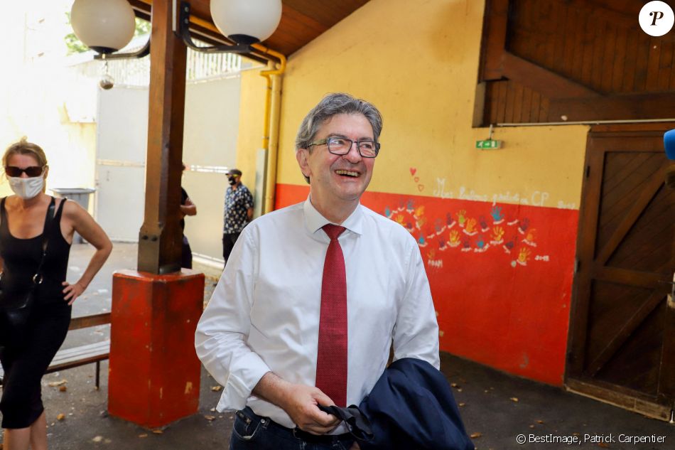 Jean-Luc Mélenchon vote pour le deuxième tour des élections municipales rue du Terrasse dans le 2 ème arrondissement de Marseille le 28 juin 2020. © Patrick Carpentier / Bestimage