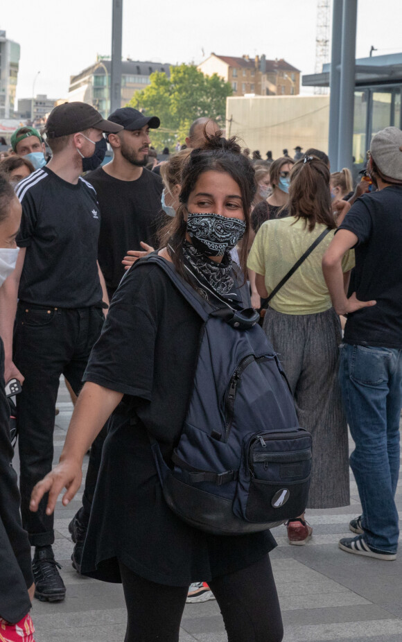 Leïla Bekhti - People à la manifestation de soutien à Adama Traoré devant le tribunal de Paris le 2 juin 2020. © Jlppa / Bestimage