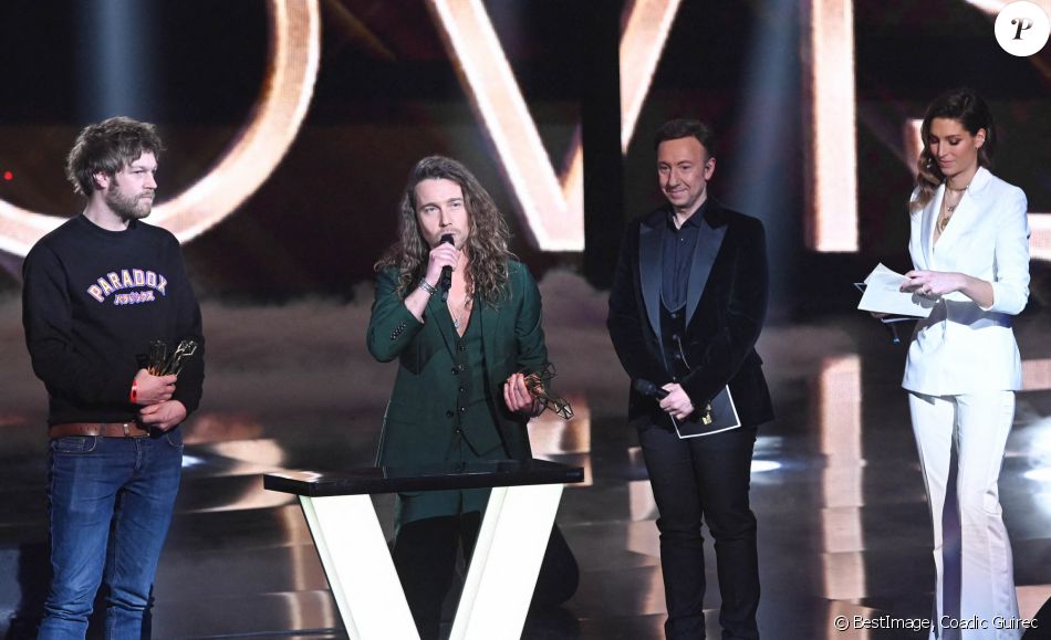 Brice VDH et Julien Doré (Victoire de la musique, catégorie "création audiovisuelle", pour leur clip "Nous"), Stéphane Bern et Laury Thilleman (Miss France 1998) - 36ème édition des Victoires de la Musique à la Seine Musicale à Boulogne-Billancourt, France, le 12 février 2021. © Coadic Guirec/Bestimage