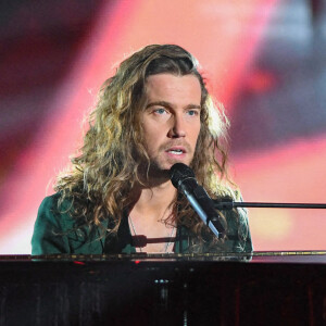 Exclusif - Julien Doré chante "Aline" en hommage à Christophe lors de la 36ème édition des Victoires de la Musique à la Seine Musicale à Boulogne-Billancourt, France. © Coadic Guirec/Bestimage