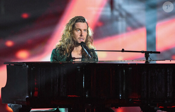 Exclusif - Julien Doré chante "Aline" en hommage à Christophe lors de la 36ème édition des Victoires de la Musique à la Seine Musicale à Boulogne-Billancourt, France. © Coadic Guirec/Bestimage