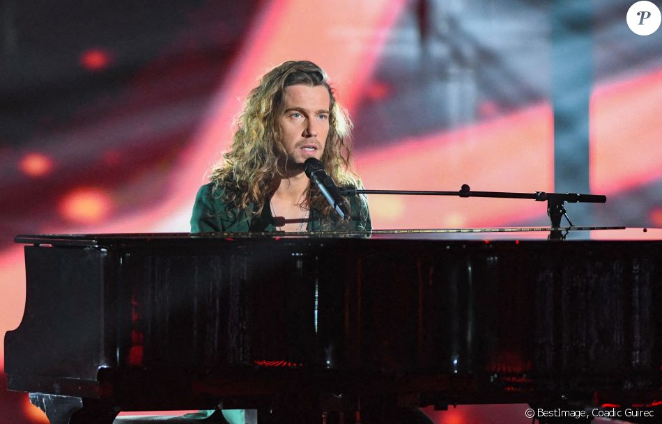 Exclusif - Julien Doré chante "Aline" en hommage à Christophe lors de la 36ème édition des Victoires de la Musique à la Seine Musicale à Boulogne-Billancourt, France. © Coadic Guirec/Bestimage