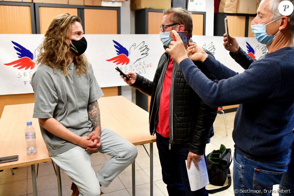 Exclusif - Julien Doré, après avoir lancé une tombola au profit des sinistrés de la tempête Alex qui a frappé les Alpes-Maritimes, fait un point presse au siège du Secours Populaire 06 à Nice le 23 novembre 2020. © Bruno Bebert / Bestimage