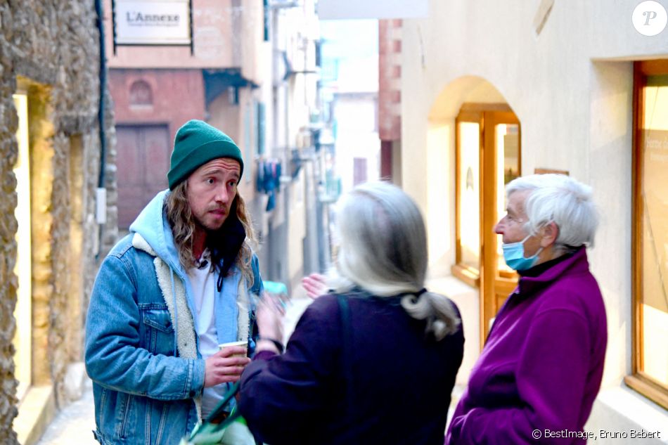 Exclusif - Le chanteur Julien Doré à la rencontre des sinistrés avec des bénévoles du Secours populaire dans la Vésubie suite au passage de la tempête Alex, à Saint-Martin-Vésubie, France, le 21 novembre 2020. © Bruno Bebert/Bestimage