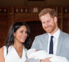 Le prince Harry et Meghan Markle, duc et duchesse de Sussex, présentent leur fils Archie dans le hall St George au château de Windsor le 8 mai 2019.