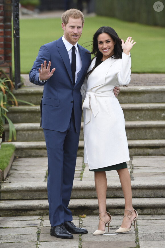 Le Prince Harry et Meghan Markle posent à Kensington palace après l'annonce de leur mariage au printemps 2018 à Londres. Le 27 novembre 2017.