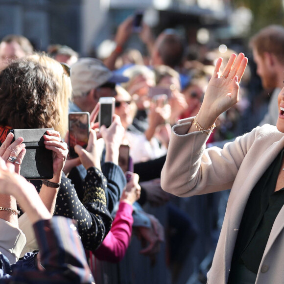 Le prince Harry, duc de Sussex, et Meghan Markle, duchesse de Sussex, ont vu une rare copie de la déclaration d'indépendance américaine à Edes House, Brighton dans le Sussex le 3 octobre 2018.