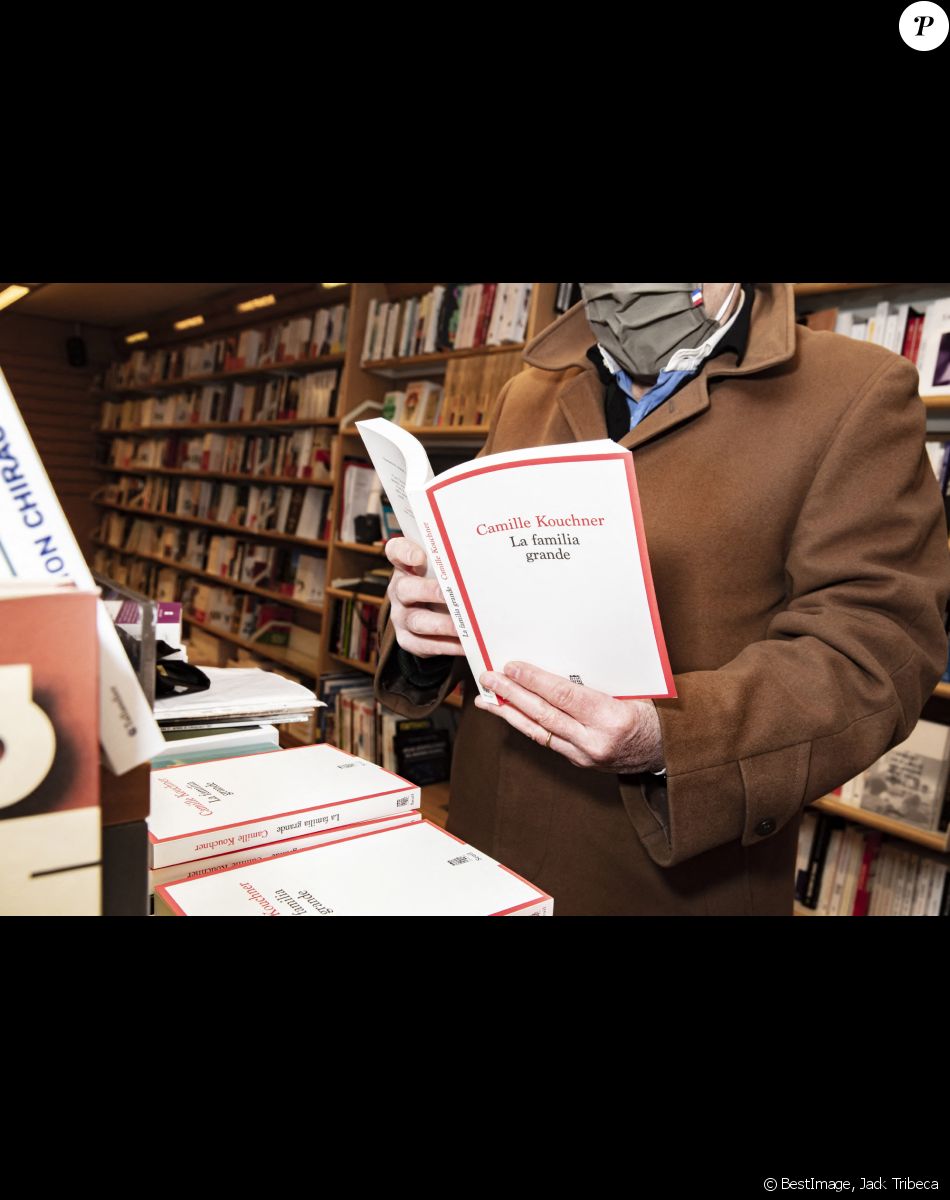 Illustration de la mise en place du livre de Camille Kouchner "La familia Grande" (édité par les Editions du Seuil) dans la librairie Lamartine dans le 16e à Paris © Jack Tribeca / Bestimage