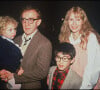 Archives - Woody Allen et Mia Farrow avec leurs enfants.