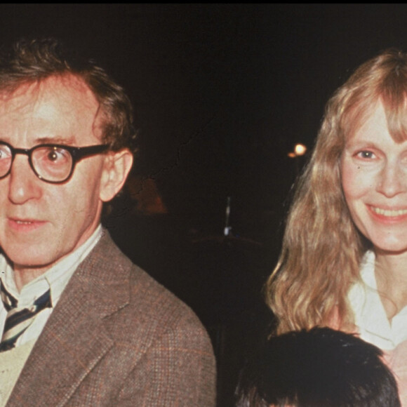 Archives - Woody Allen et Mia Farrow avec leurs enfants.