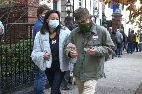 Woody Allen et sa femme Soon-Yi Previn sont allés voter au Marymount Manhattan College pour les élections présidentielles américaines à New York. Le 1er novembre 2020.