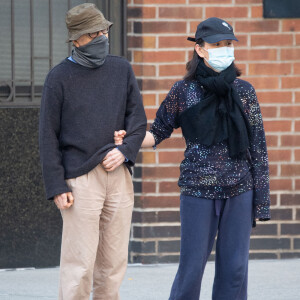 Exclusif - Woody Allen et sa compagne Soon Yi Previn se promènent à New York, le 10 octobre 2020.